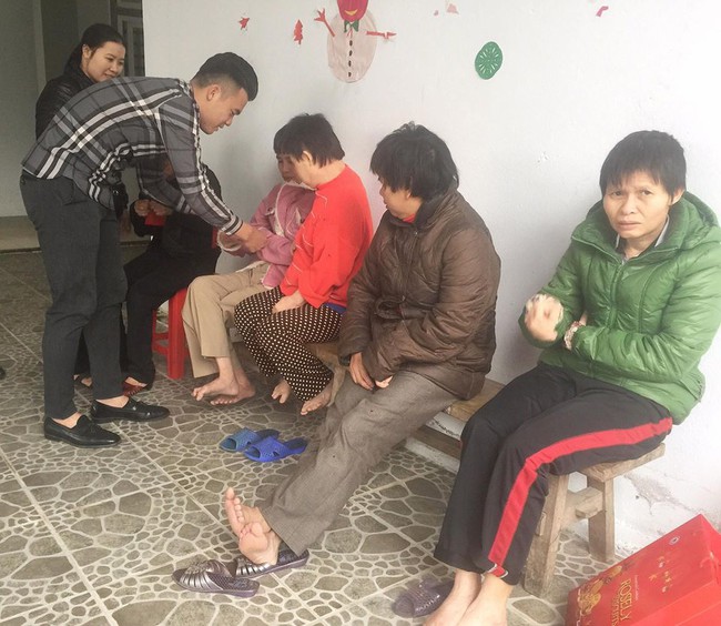Tuyển thủ Việt Nam mang Tết đến cho người khuyết tật - Ảnh 1.
