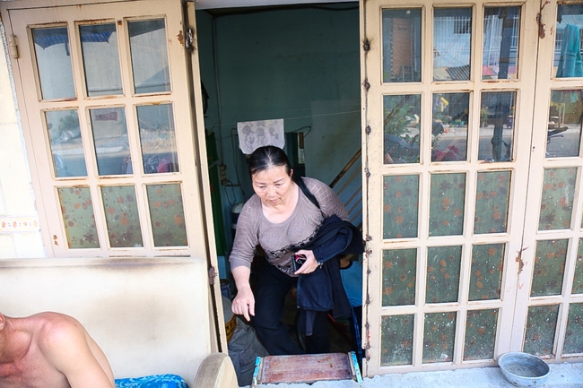 Người S&agrave;i G&ograve;n mang ghế sofa ra lề đường ngồi... h&oacute;ng m&aacute;t v&igrave; nh&agrave; biến th&agrave;nh hầm - Ảnh 11.