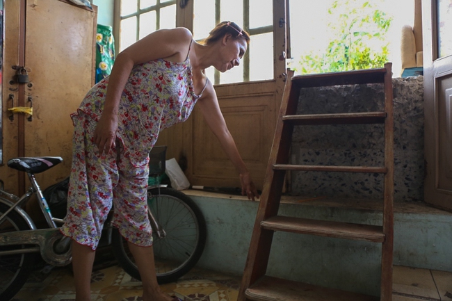 Người S&agrave;i G&ograve;n mang ghế sofa ra lề đường ngồi... h&oacute;ng m&aacute;t v&igrave; nh&agrave; biến th&agrave;nh hầm - Ảnh 6.