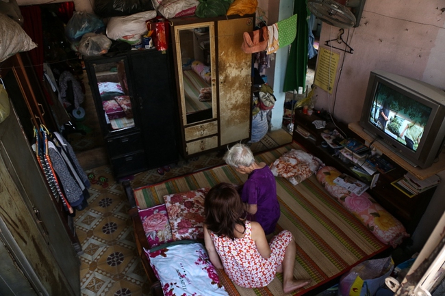 Người S&agrave;i G&ograve;n mang ghế sofa ra lề đường ngồi... h&oacute;ng m&aacute;t v&igrave; nh&agrave; biến th&agrave;nh hầm - Ảnh 5.