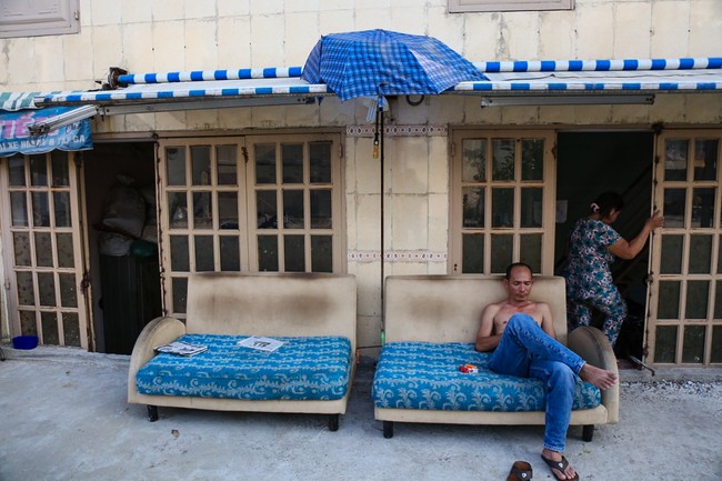Người S&agrave;i G&ograve;n mang ghế sofa ra lề đường ngồi... h&oacute;ng m&aacute;t v&igrave; nh&agrave; biến th&agrave;nh hầm - Ảnh 3.