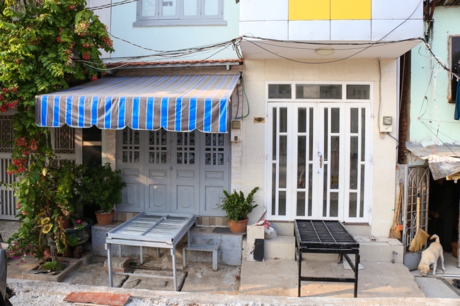 Người S&agrave;i G&ograve;n mang ghế sofa ra lề đường ngồi... h&oacute;ng m&aacute;t v&igrave; nh&agrave; biến th&agrave;nh hầm - Ảnh 14.