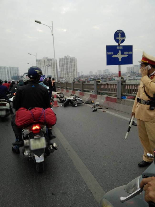 Hà Nội: Xe ô tô lấn làn gây tai nạn nghiêm trọng trên cầu Vĩnh Tuy - Ảnh 3.