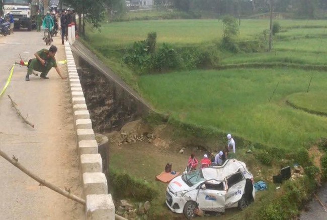 Quảng Ng&atilde;i: Taxi mất l&aacute;i rơi xuống cầu l&agrave;m 1 người thiệt mạng, 5 người bị thương nặng - Ảnh 1.