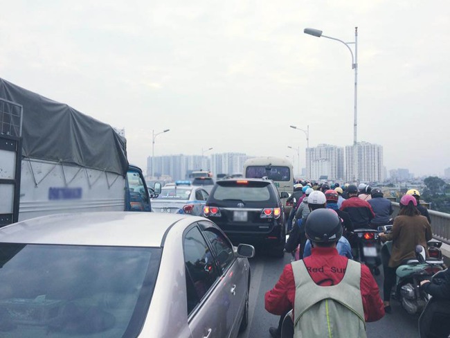 Hà Nội: Xe ô tô lấn làn gây tai nạn nghiêm trọng trên cầu Vĩnh Tuy - Ảnh 5.