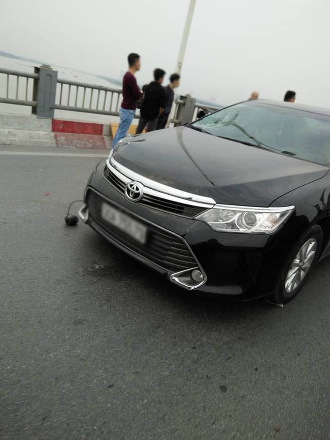 Hà Nội: Xe ô tô lấn làn gây tai nạn nghiêm trọng trên cầu Vĩnh Tuy - Ảnh 2.