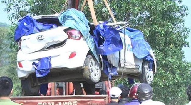 Quảng Ng&atilde;i: Taxi mất l&aacute;i rơi từ tr&ecirc;n cầu xuống ruộng, 6 người thương vong - Ảnh 2.