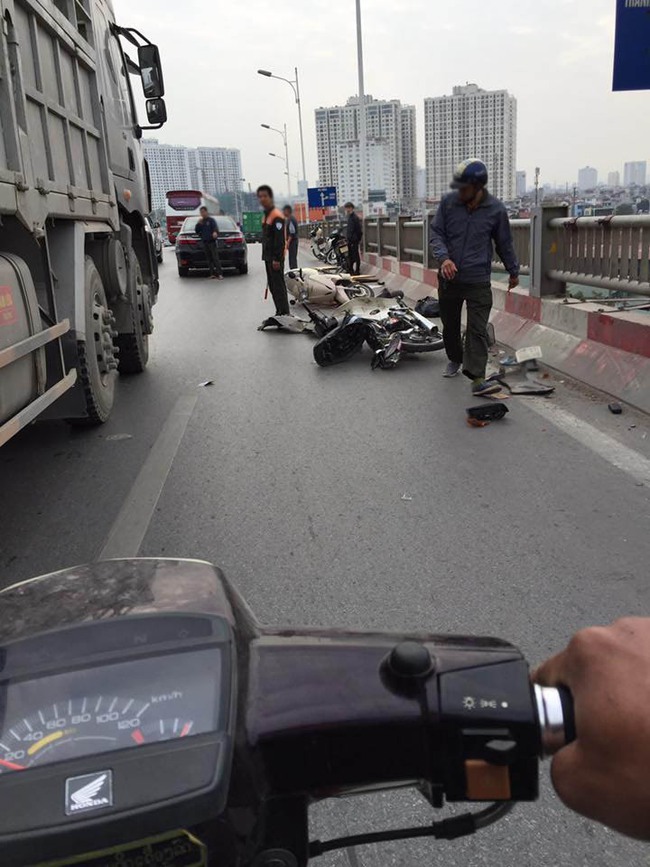 Hà Nội: Xe ô tô lấn làn gây tai nạn nghiêm trọng trên cầu Vĩnh Tuy - Ảnh 1.