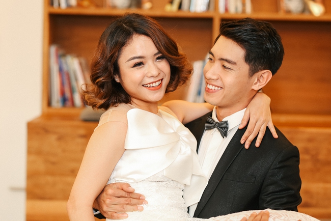 H&ocirc;n trong MV chưa đủ, Th&aacute;i Trinh - Quang Đăng c&ograve;n kho&aacute; m&ocirc;i ngay buổi họp b&aacute;o MV mới - Ảnh 6.