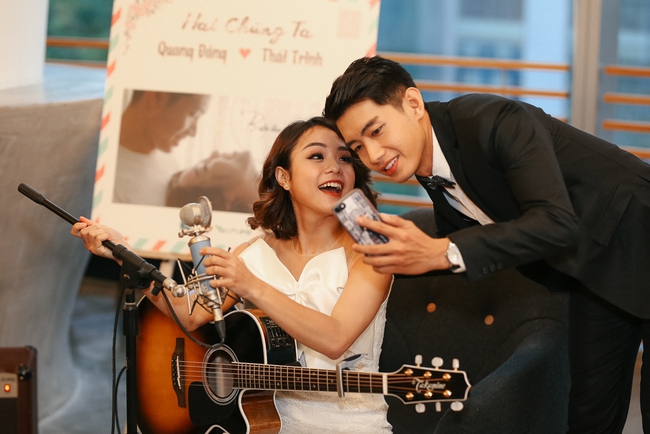 H&ocirc;n trong MV chưa đủ, Th&aacute;i Trinh - Quang Đăng c&ograve;n kho&aacute; m&ocirc;i ngay buổi họp b&aacute;o MV mới - Ảnh 8.