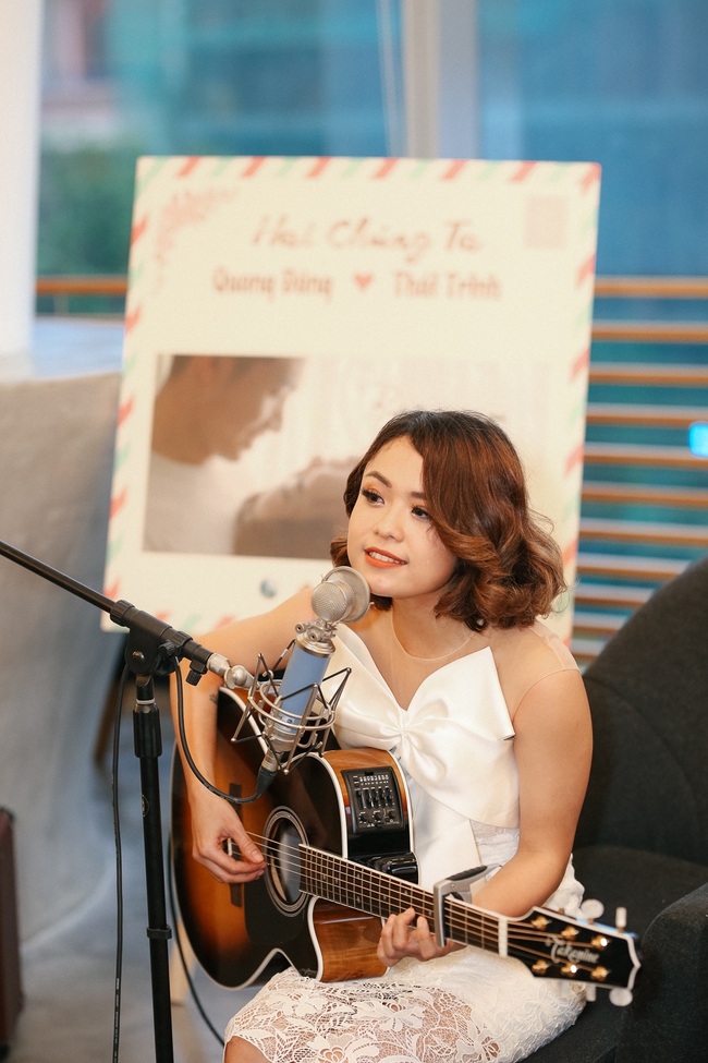 H&ocirc;n trong MV chưa đủ, Th&aacute;i Trinh - Quang Đăng c&ograve;n kho&aacute; m&ocirc;i ngay buổi họp b&aacute;o MV mới - Ảnh 7.