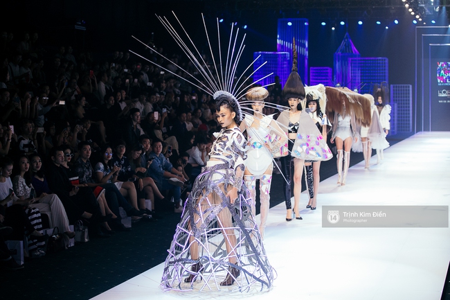 Thanh Hằng đặt cái kết hoàn hảo cho VIFW, Lê Thúy bất ngờ catwalk trong show Lê Thanh Hòa - Ảnh 9.