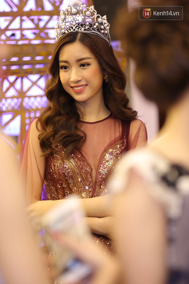 Hoa hậu Mỹ Linh đẹp dịu dàng, Tú Anh dừ bất ngờ, Mai Phương Thúy tái xuất trên thảm đỏ show Hoàng Hải - Ảnh 2.