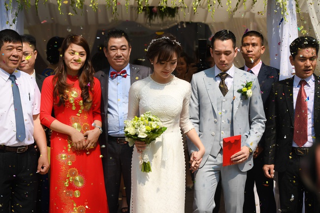 Ngắm những khoảnh khắc hạnh phúc ngọt ngào của Tú Linh và chồng trong đám cưới - Ảnh 3.