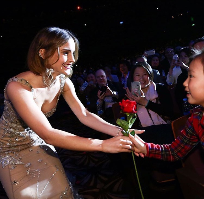 Hết kín đáo, Emma Watson lại gây chú ý diện áo khoét cổ sâu khoe ngực đầy gợi cảm - Ảnh 6.