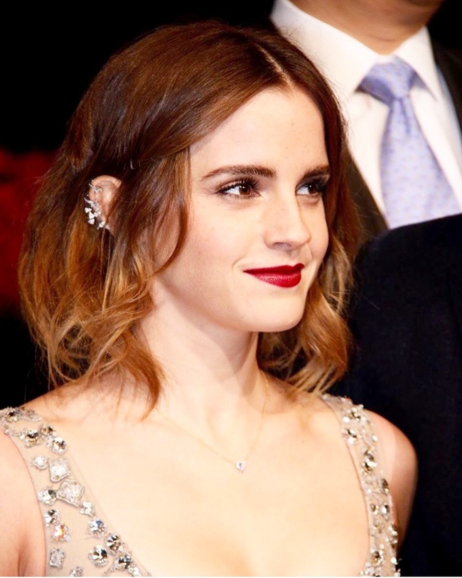 Hết kín đáo, Emma Watson lại gây chú ý diện áo khoét cổ sâu khoe ngực đầy gợi cảm - Ảnh 10.