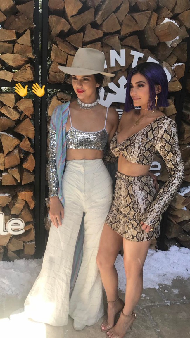 Coachella ngày 2: Hết tóc xanh, Kylie Jenner lại nhuộm cả quả đầu tím rịm  mà vẫn sexy như thường