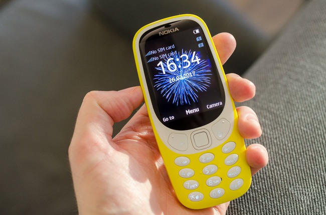 Huyền thoại Nokia 3310 nồi đồng cối đá hồi sinh sau 17 năm với kiểu dáng không thể teen hơn - Ảnh 1.