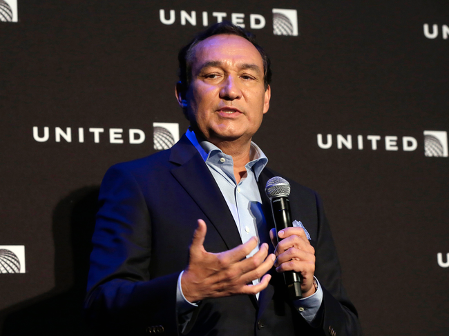 CEO United Airlines: Ch&uacute;ng t&ocirc;i sẽ kh&ocirc;ng đưa nh&acirc;n vi&ecirc;n an ninh n&agrave;o để trục xuất h&agrave;nh kh&aacute;ch khỏi m&aacute;y bay nữa - Ảnh 1.