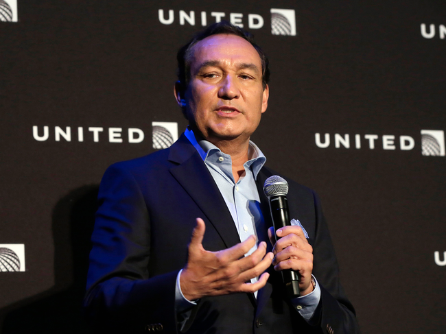 CEO United Airlines: Chúng tôi sẽ không đưa nhân viên an ninh nào để trục xuất hành khách khỏi máy bay nữa - Ảnh 1.