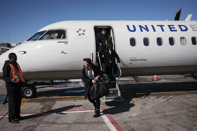 Những vụ tai tiếng từng xảy ra trong quá khứ của hãng hàng không United Airlines - Ảnh 4.