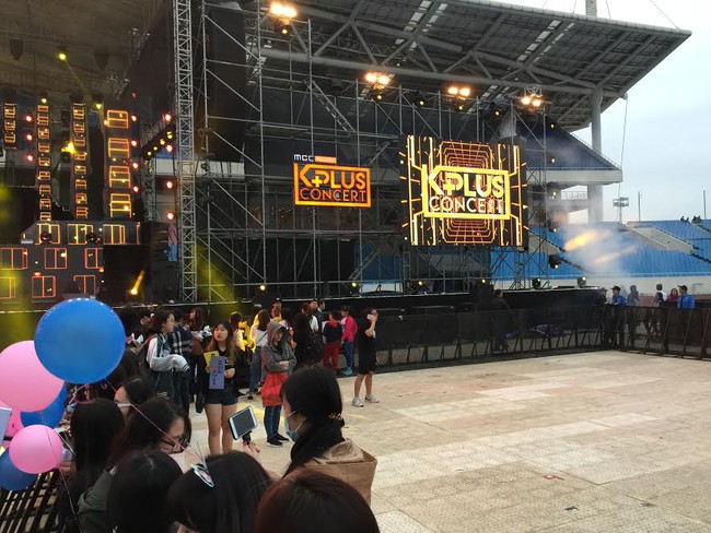 Clip: Trời lạnh, fan h&acirc;m mộ xếp h&agrave;ng ngay ngắn v&agrave; trật tự trước đ&ecirc;m diễn MBC Music K-Plus Concert - Ảnh 3.