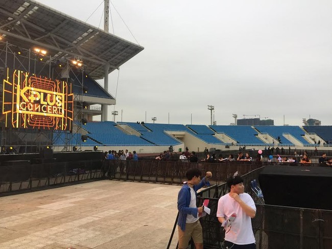 Clip: Trời lạnh, fan h&acirc;m mộ xếp h&agrave;ng ngay ngắn v&agrave; trật tự trước đ&ecirc;m diễn MBC Music K-Plus Concert - Ảnh 4.