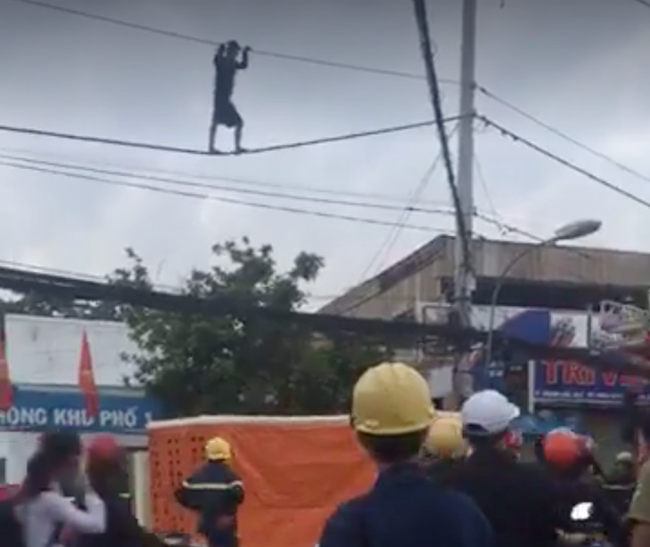 Nam thanh ni&ecirc;n c&oacute; biểu hiện ng&aacute;o đ&aacute; vừa đu d&acirc;y điện vừa la h&eacute;t ở S&agrave;i G&ograve;n  - Ảnh 2.