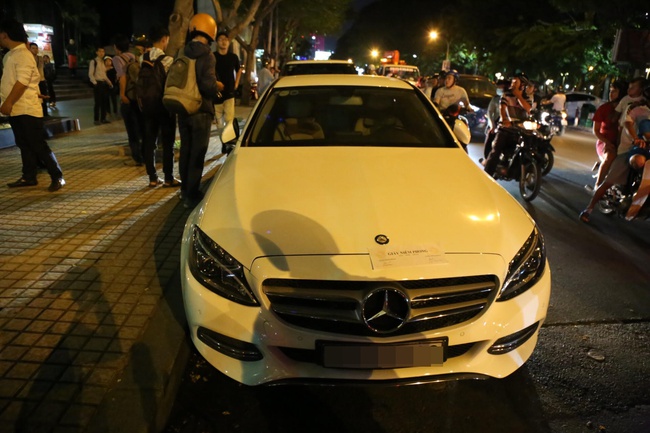 Đậu trước khách sạn New World, xe của người mẫu Cao Thùy Linh bị quận 1 cẩu về đồn - Ảnh 3.