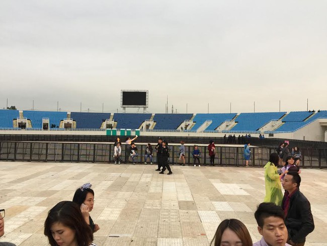 Clip: Trời lạnh, fan h&acirc;m mộ xếp h&agrave;ng ngay ngắn v&agrave; trật tự trước đ&ecirc;m diễn MBC Music K-Plus Concert - Ảnh 5.