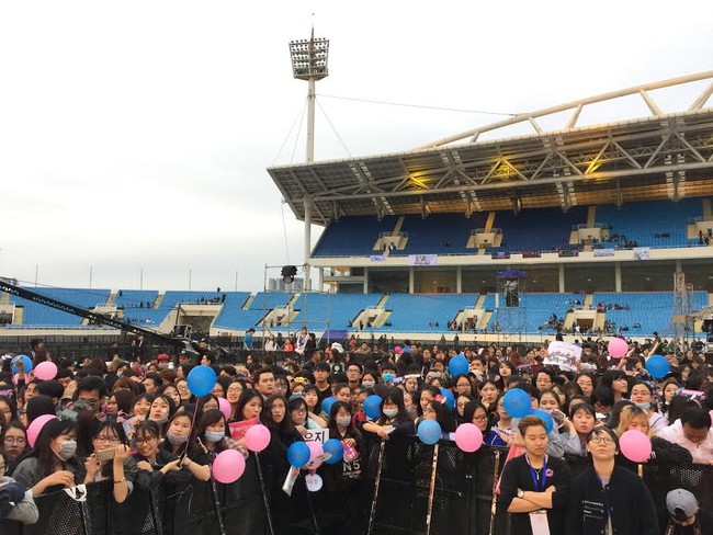 Clip: Trời lạnh, fan h&acirc;m mộ xếp h&agrave;ng ngay ngắn v&agrave; trật tự trước đ&ecirc;m diễn MBC Music K-Plus Concert - Ảnh 6.