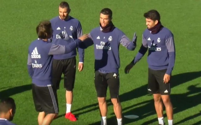 Ronaldo tung cước v&agrave;o mặt đồng đội tr&ecirc;n s&acirc;n tập - Ảnh 2.