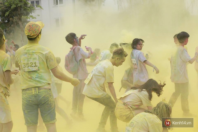 Đến hẹn lại lên, giới trẻ Hà Nội đang quẩy hết mình ở Color me run 2017! - Ảnh 20.