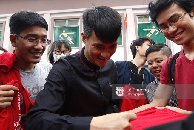 Chủ tịch Công Vinh trực tiếp bán vé, ký tặng áo cho fan TPHCM - Ảnh 7.