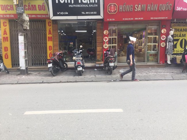 Chùm ảnh: Kẻ vạch phân cách, vỉa hè dành cho người đi bộ ở Hà Nội chỉ còn... 30cm - Ảnh 10.