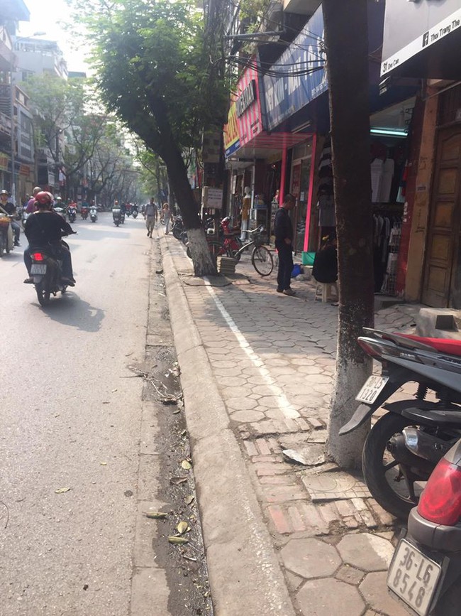 Chùm ảnh: Kẻ vạch phân cách, vỉa hè dành cho người đi bộ ở Hà Nội chỉ còn... 30cm - Ảnh 2.