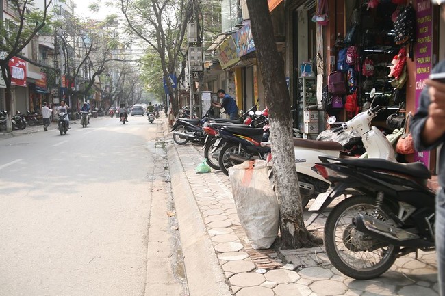 Chùm ảnh: Kẻ vạch phân cách, vỉa hè dành cho người đi bộ ở Hà Nội chỉ còn... 30cm - Ảnh 8.