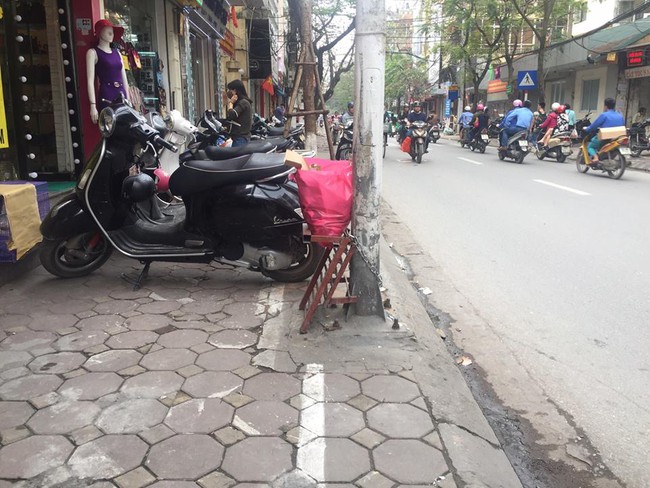 Chùm ảnh: Kẻ vạch phân cách, vỉa hè dành cho người đi bộ ở Hà Nội chỉ còn... 30cm - Ảnh 5.