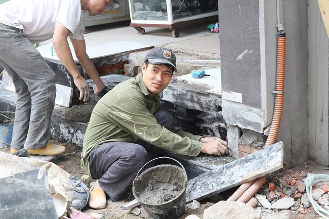 Thay v&igrave; lấn chiếm vỉa h&egrave;, nhiều người d&acirc;n H&agrave; Nội đ&atilde; x&acirc;y bậc tam cấp l&ugrave;i v&agrave;o trong nh&agrave; - Ảnh 2.