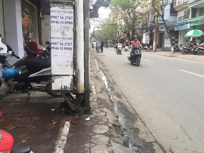 Ch&ugrave;m ảnh: Kẻ vạch ph&acirc;n c&aacute;ch, vỉa h&egrave; d&agrave;nh cho người đi bộ ở H&agrave; Nội chỉ c&ograve;n... 30cm - Ảnh 6.