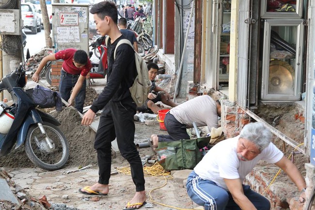 Thay v&igrave; lấn chiếm vỉa h&egrave;, nhiều người d&acirc;n H&agrave; Nội đ&atilde; x&acirc;y bậc tam cấp l&ugrave;i v&agrave;o trong nh&agrave; - Ảnh 4.