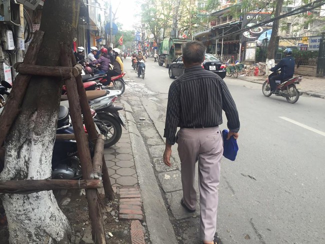 Chùm ảnh: Kẻ vạch phân cách, vỉa hè dành cho người đi bộ ở Hà Nội chỉ còn... 30cm - Ảnh 9.