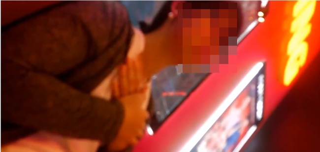 Bắt tại trận bạn gái đi chơi với trai lạ đúng ngày Valentine - Ảnh 1.