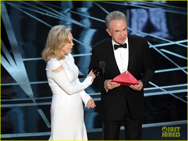 Giải thích về sự cố gây sốc Oscar 2017: Không phải do diễn viên Warren Beatty đọc sai, lỗi ở BTC! - Ảnh 1.