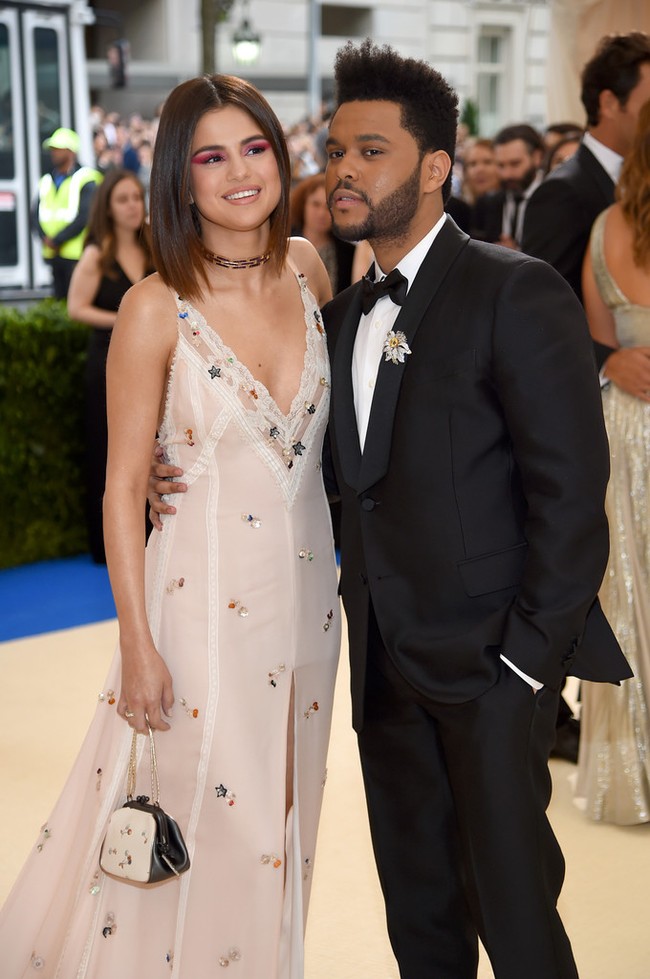 Selena tình tứ bên The Weeknd cực dễ thương tại Met Gala sau khi suýt chạm mặt mẹ Bella Hadid - Ảnh 4.