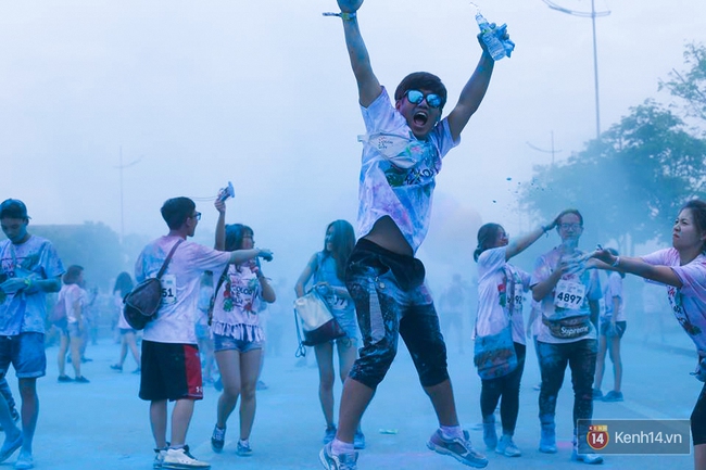 Đến hẹn lại lên, giới trẻ Hà Nội đang quẩy hết mình ở Color me run 2017! - Ảnh 16.