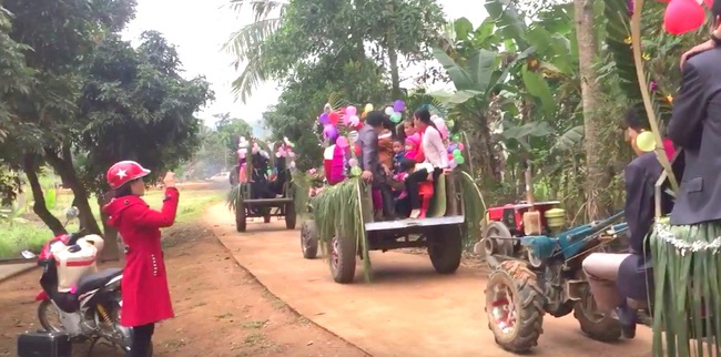 M&agrave;n rước d&acirc;u bằng 5 xe c&ocirc;ng n&ocirc;ng của cặp đ&ocirc;i lệch nhau 10 tuổi ở Thanh H&oacute;a - Ảnh 6.