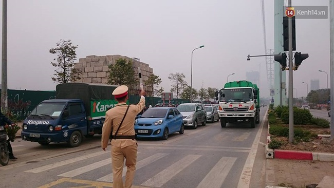Hà Nội ra quân xử lý xe máy, ô tô lấn làn xe buýt nhanh BRT - Ảnh 8.