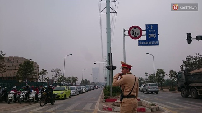 Hà Nội ra quân xử lý xe máy, ô tô lấn làn xe buýt nhanh BRT - Ảnh 10.