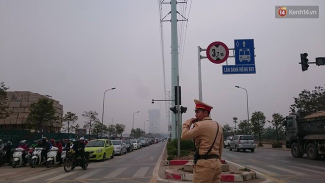 H&agrave; Nội ra qu&acirc;n xử l&yacute; xe m&aacute;y, &ocirc; t&ocirc; lấn l&agrave;n xe bu&yacute;t nhanh BRT - Ảnh 10.